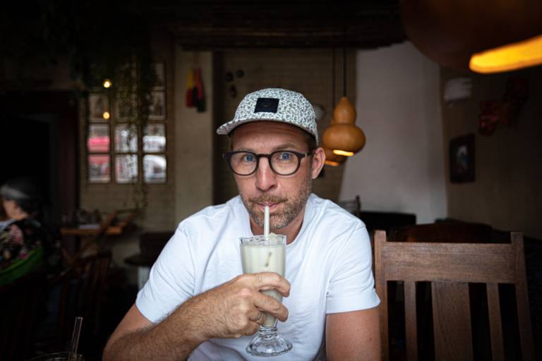 Influencer Thies Philipp Janknecht-Bühler and author of the blog uberding drinks a cocktail in Munich.