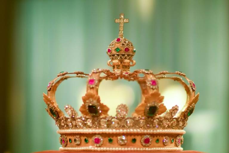 Detailed photo of a golden crown on display in the treasury in the Residenz in Munich.