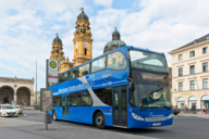 Un autobús turístico azul de dos pisos frente a la Odeonsplatz