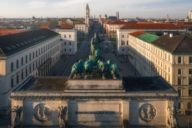 Drone recording of the Siegestor and Ludwigstraße in Munich.