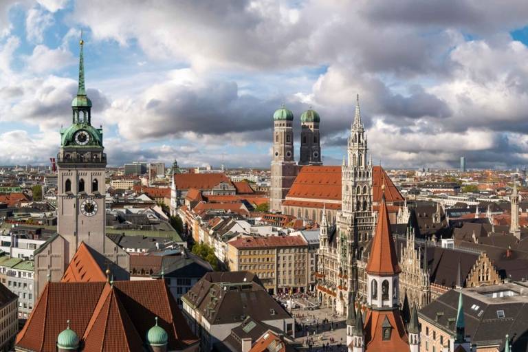 Panoramic view of the inner city of Munich with Alter Peter, Neues Rathaus and the Frauenkirche. 