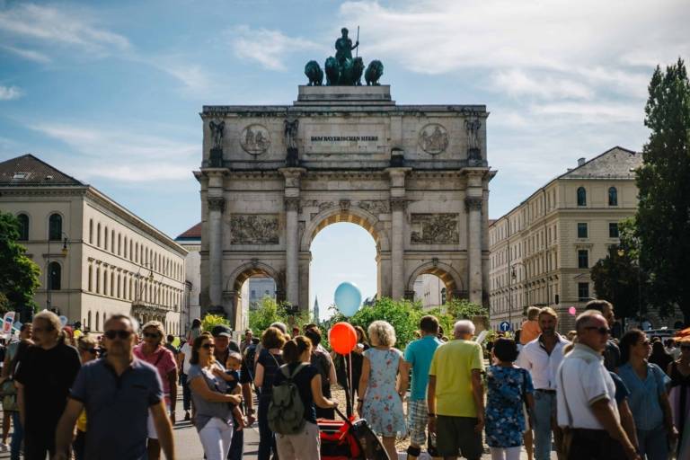 People at the Siegestor in Munich