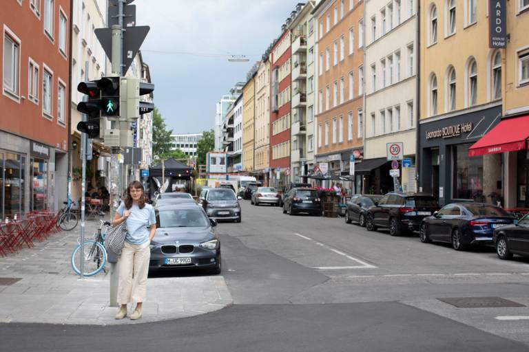 A woman stands at the traffic lights in Theresienstraße