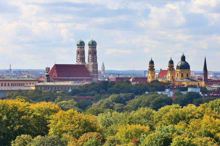 Panorama of Munich 极速赛车 with the Frauenkirche and Theatinerkirche.