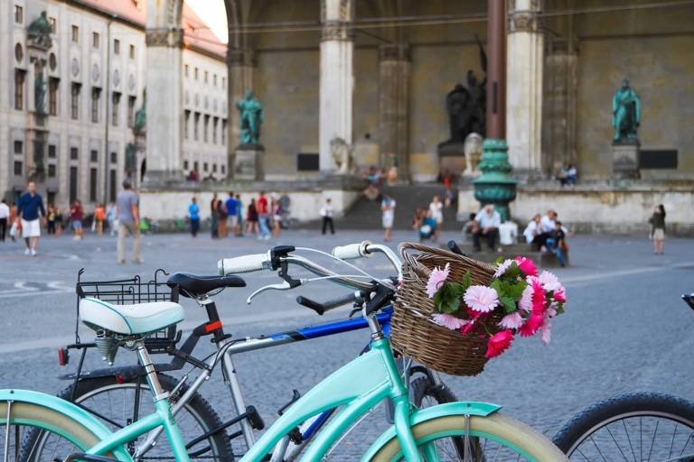 Una bicicletta si trova sulla Odeonsplatz di Monaco di Baviera.