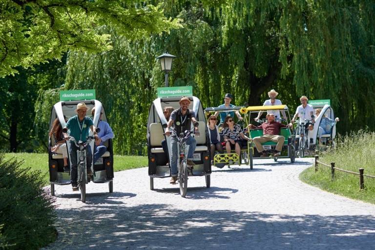Several pedicaps with guests in the Englischer Garten (park).