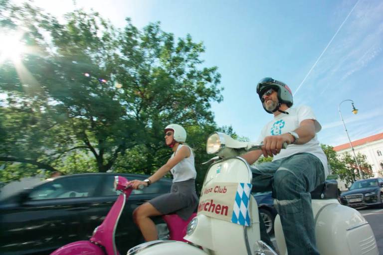 2 Vespa drivers in front of the University of Munich
